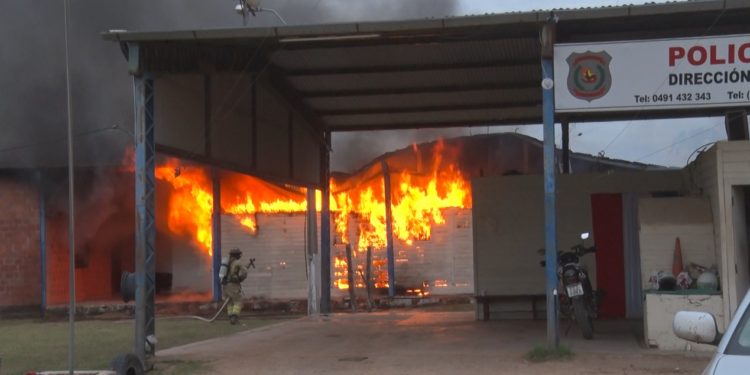 Voraz incendio en la comisaria 1ra de Filadelfia