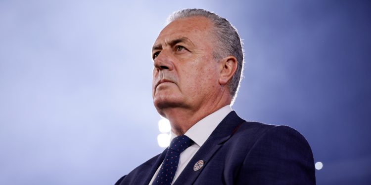 Gustavo Alfaro, a noventa minutos de un récord absoluto con la Selección Paraguaya