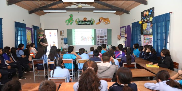 Estudiantes de Nueva Asunción refuerzan su educación vial y ambiental en el marco de la ruta PY12 Estudiantes de Nueva Asunción refuerzan su educación vial y ambiental en el marco de la ruta PY12