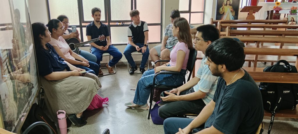 El Ministerio Águilas de Jesús evangeliza entre jóvenes universitarios en Paraguay pese a dificultades El Ministerio Águilas de Jesús evangeliza entre jóvenes universitarios en Paraguay pese a dificultades