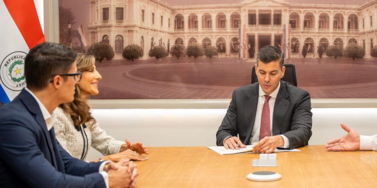 Universidad del Centro Familiar de Adoración (UCFA) recibe firma presidencial y se convierte en realidad