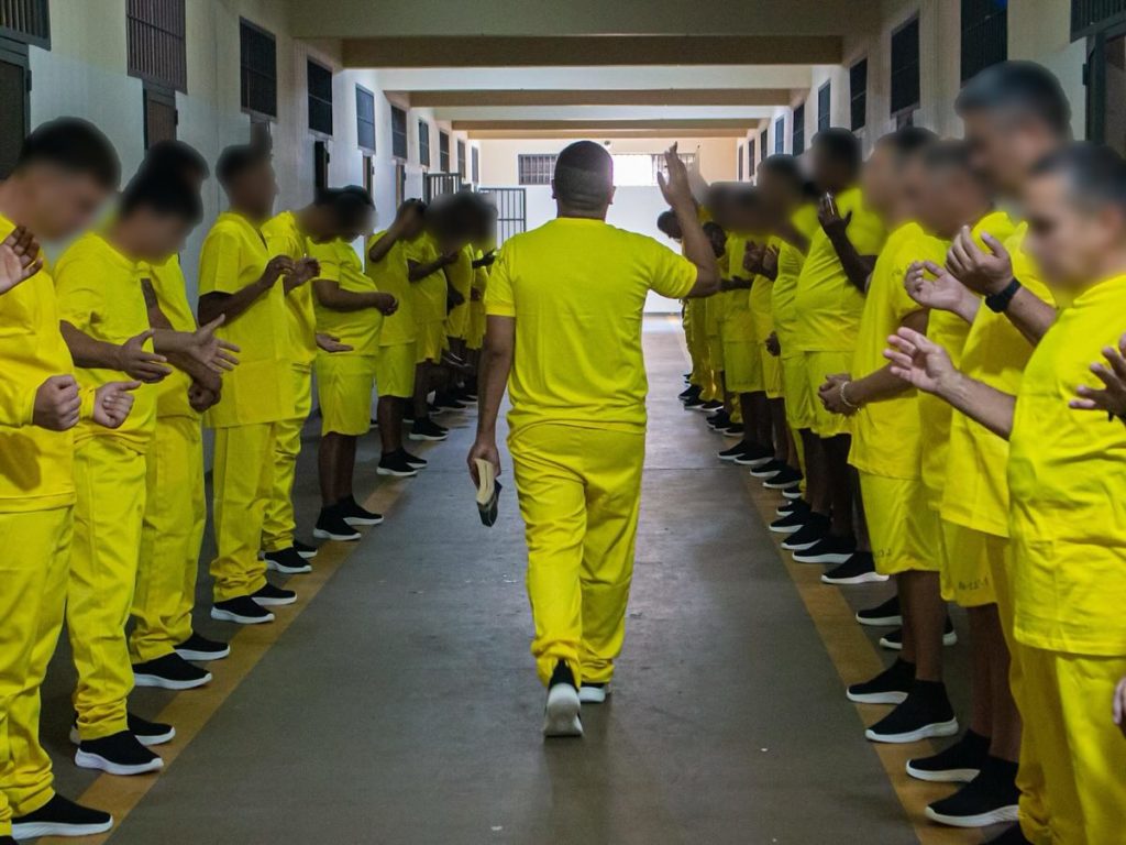 Gobierno impone uso obligatorio de uniformes en nuevas penitenciarías del país