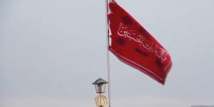 Irán iza bandera roja en mezquita de Qom y promete venganza tras ataques israelíes