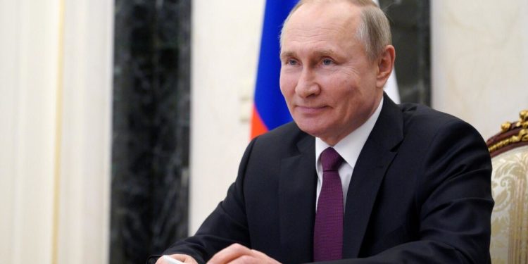 Putin se muestra dispuesto a reunirse con Zelensky, pero solo en la fase final de eventuales negociaciones