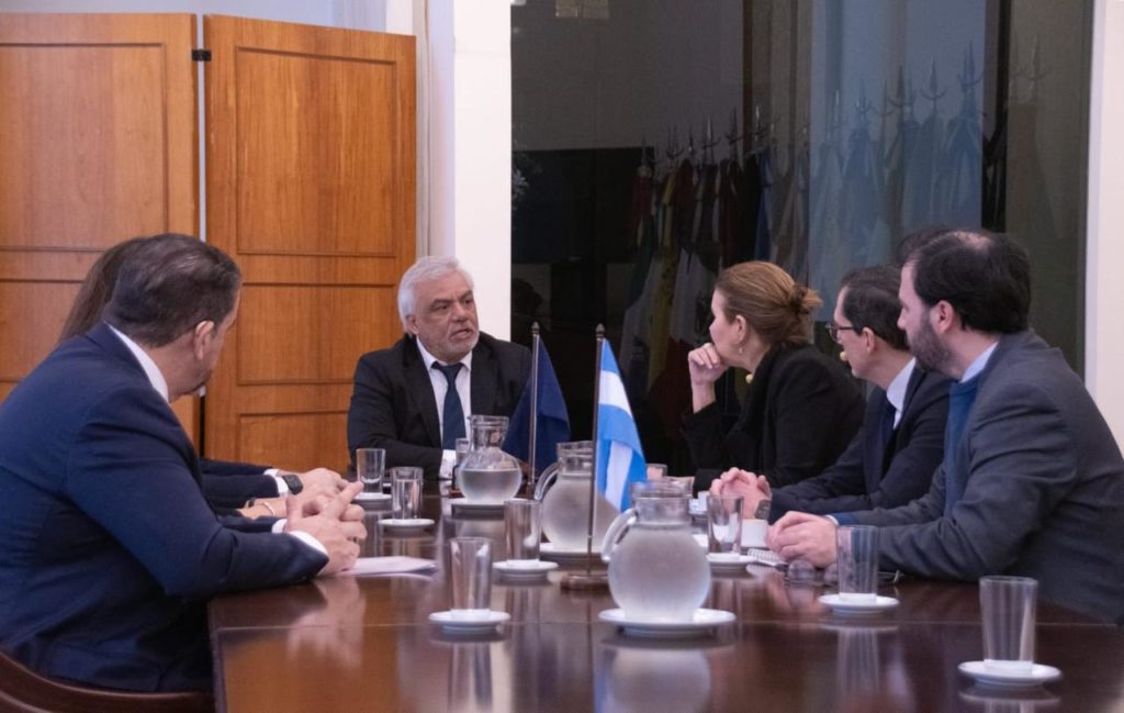 Argentina extiende por 10 meses operativa de alijo de barcazas con combustibles en el Km. 171 Argentina extiende por 10 meses operativa de alijo de barcazas con combustibles en el Km. 171