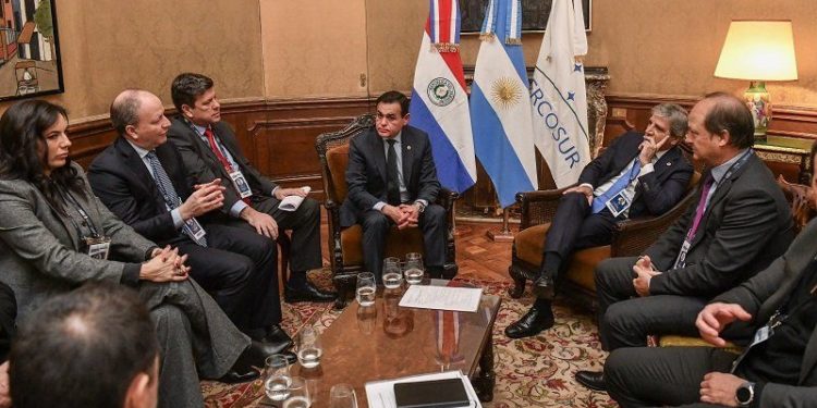 Paraguay y Argentina buscan destrabar conflicto por transbordo en la Hidrovía Paraguay y Argentina buscan destrabar conflicto por transbordo en la Hidrovía