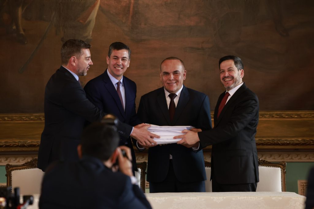 El Ejecutivo entregó proyectos de leyes para modernizar el Estado y atraer inversiones