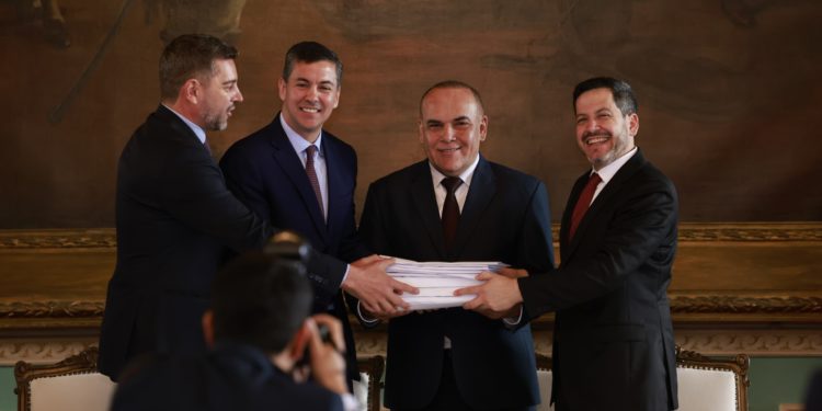 El Ejecutivo entregó proyectos de leyes para modernizar el Estado y atraer inversiones El Ejecutivo entregó proyectos de leyes para modernizar el Estado y atraer inversiones