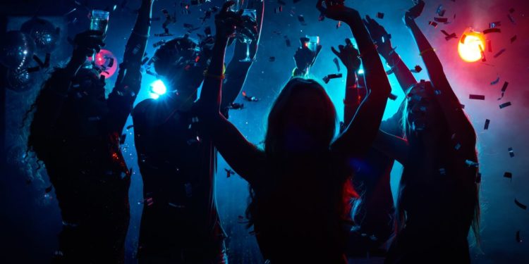 Fiestas “inocentes” para adolescentes se normalizan a la sombra de peligros reales Fiestas “inocentes” para adolescentes se normalizan a la sombra de peligros reales