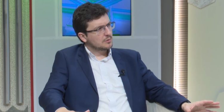 «En salud pública nunca es suficiente», admite viceministro Saúl Recalde