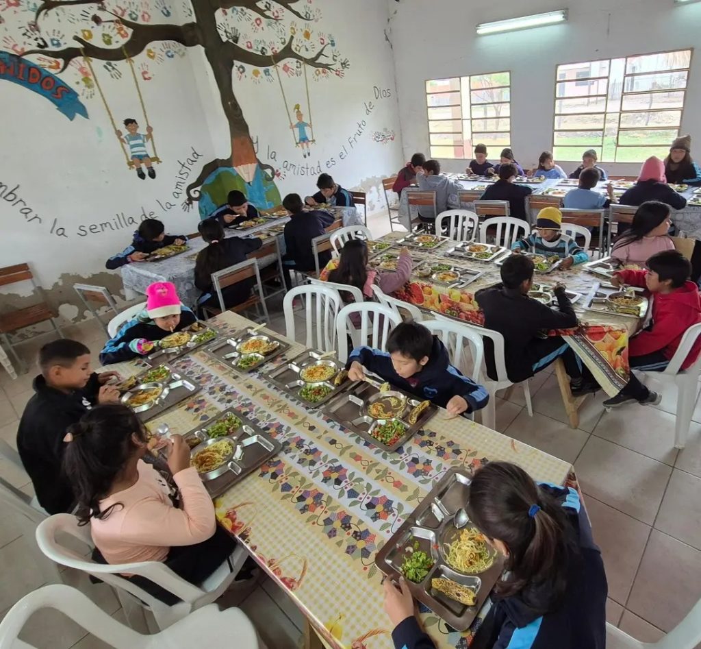 Con el corazón lleno y el plato también: Alto Paraguay retoma el almuerzo escolar tras el receso