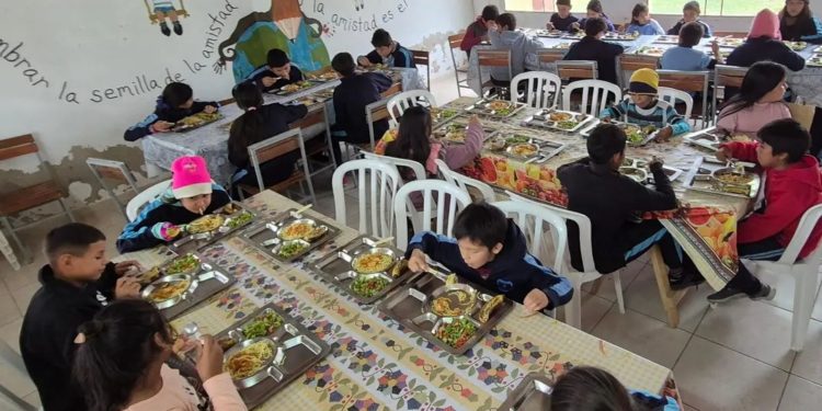 Con el corazón lleno y el plato también: Alto Paraguay retoma el almuerzo escolar tras el receso Con el corazón lleno y el plato también: Alto Paraguay retoma el almuerzo escolar tras el receso