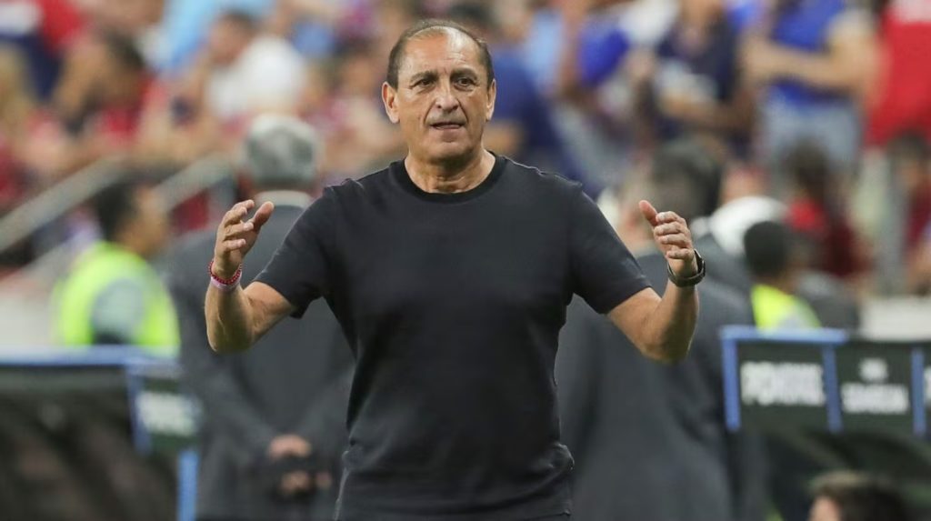 Ramón Díaz ya está en Paraguay y será presentado esta tarde en Olimpia