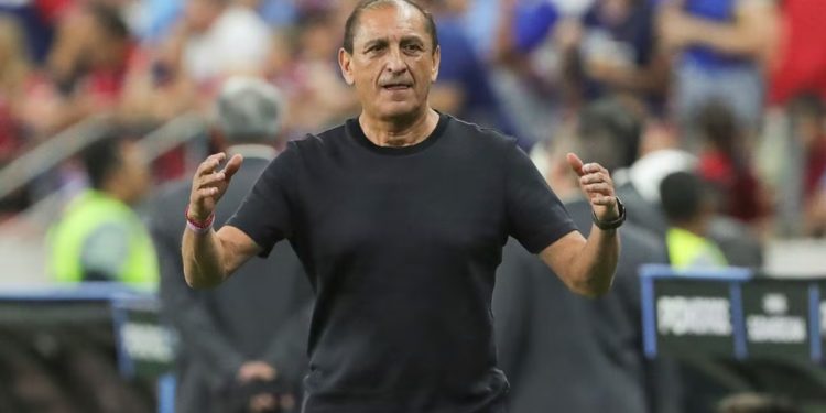 Ramón Díaz ya está en Paraguay y será presentado esta tarde en Olimpia