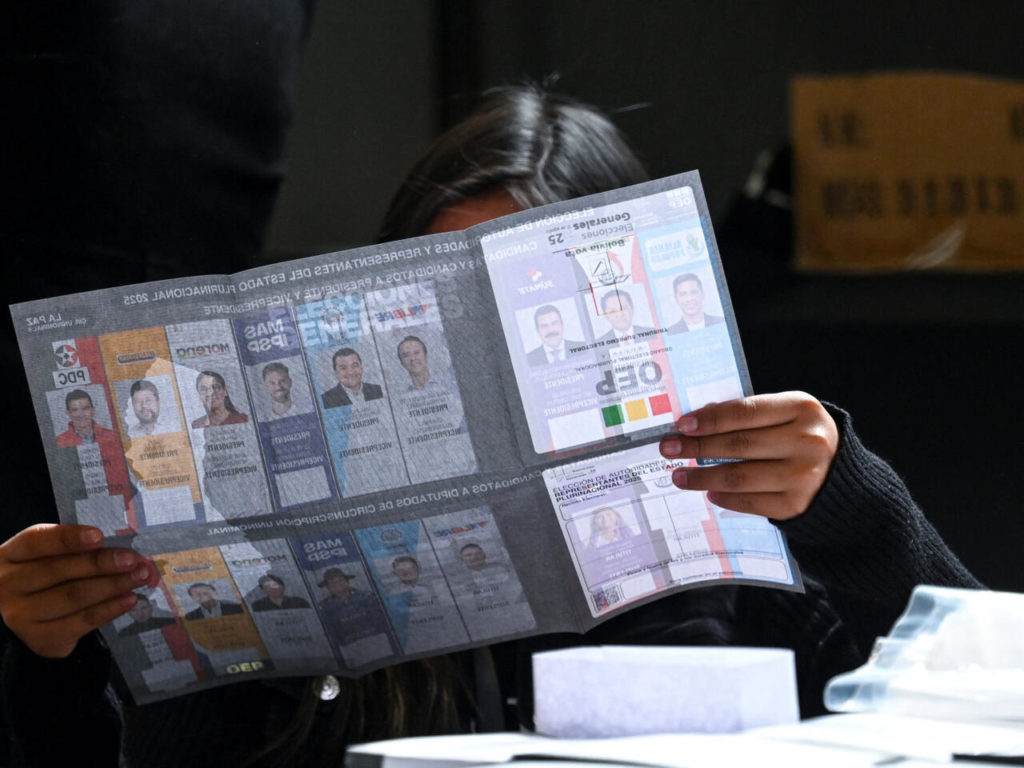 Bolivia define en las urnas el futuro político tras dos décadas de hegemonía de izquierda Bolivia define en las urnas el futuro político tras dos décadas de hegemonía de izquierda