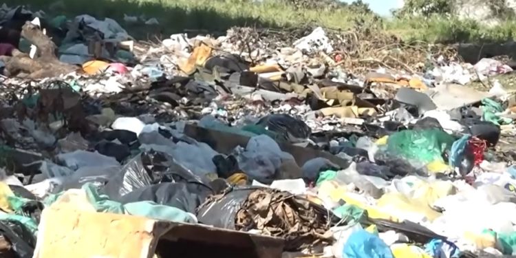 Basural clausura calle entera en Lambaré y vecinos claman por intervención urgente Basural clausura calle entera en Lambaré y vecinos claman por intervención urgente