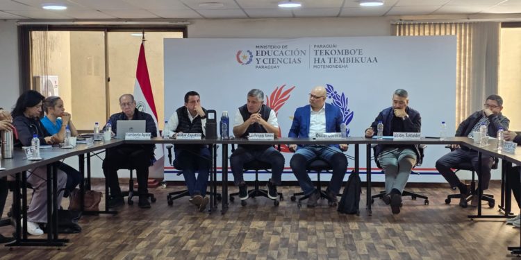 Ministro Luis Ramírez anuncia avances en la carrera docente y ratifica inversión de USD 10 millones Ministro Luis Ramírez anuncia avances en la carrera docente y ratifica inversión de USD 10 millones