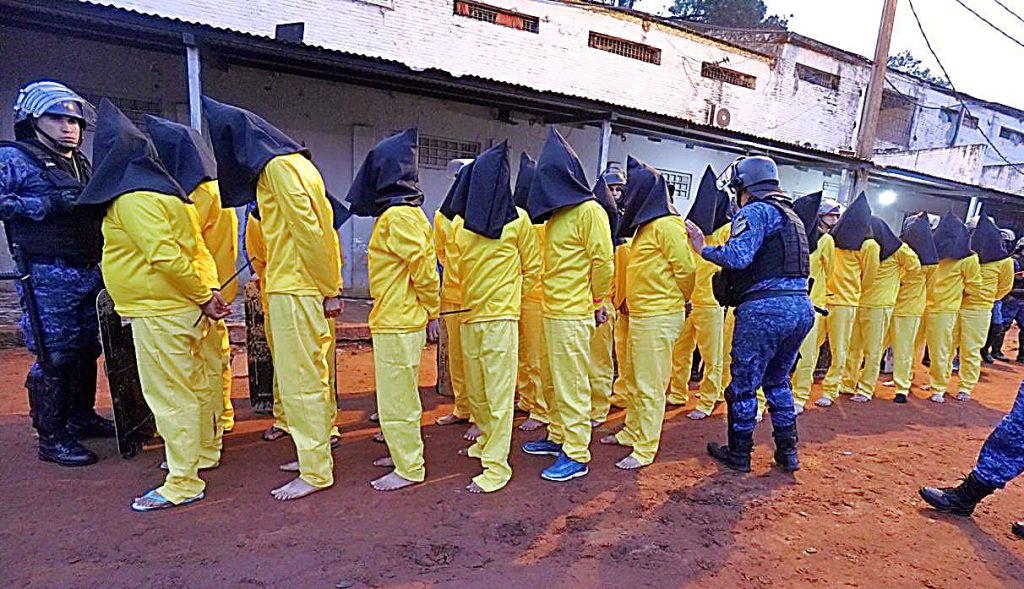 Cerca de 800 reclusos con condena son trasladados a la cárcel de máxima seguridad en Minga Guazú