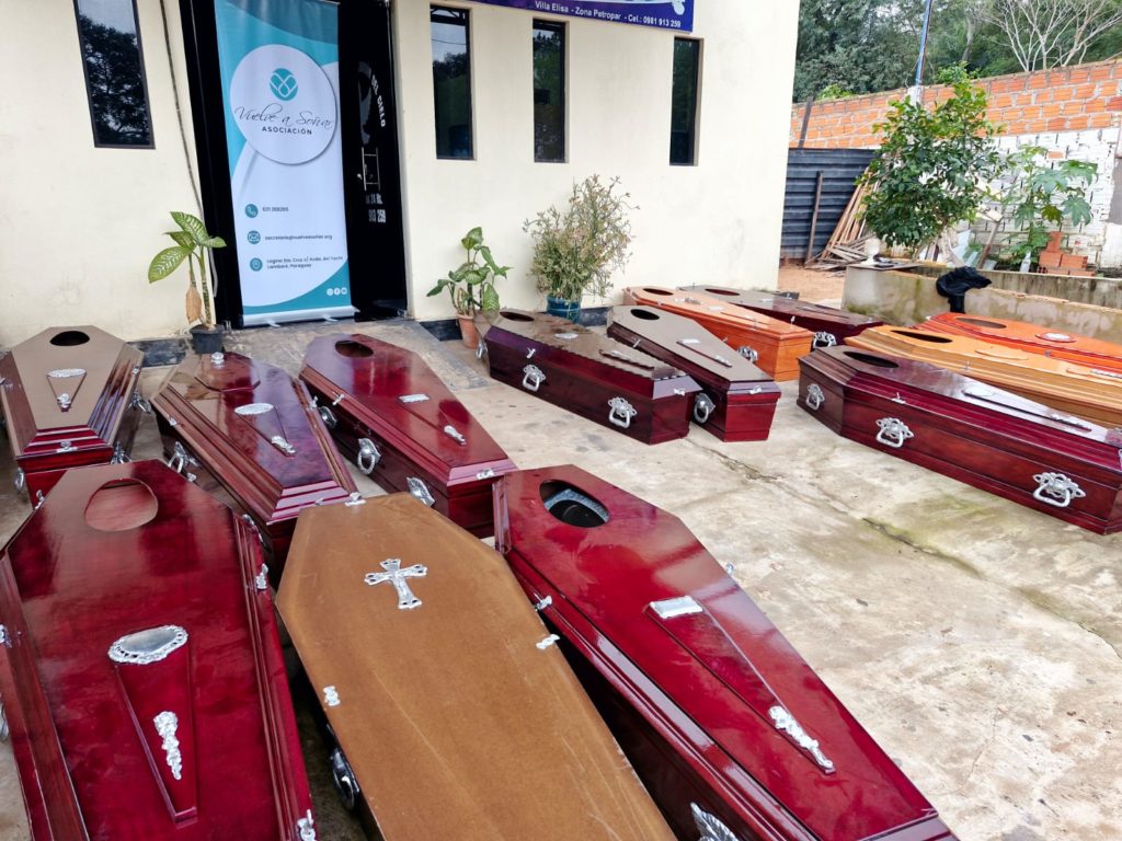 Asociación «Vuelve a Soñar» y la Iglesia La Gracia donan féretros a la Municipalidad de Lambaré para familias de bajos recursos