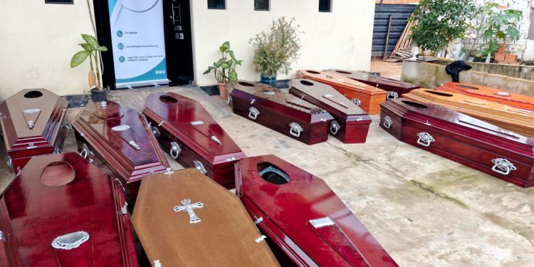 Asociación «Vuelve a Soñar» y la Iglesia La Gracia donan féretros a la Municipalidad de Lambaré para familias de bajos recursos Asociación «Vuelve a Soñar» y la Iglesia La Gracia donan féretros a la Municipalidad de Lambaré para familias de bajos recursos