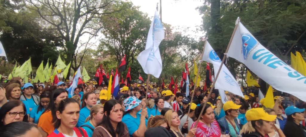 Docentes inician paro nacional exigiendo mayor inversión en educación
