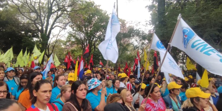 Docentes inician paro nacional exigiendo mayor inversión en educación Docentes inician paro nacional exigiendo mayor inversión en educación