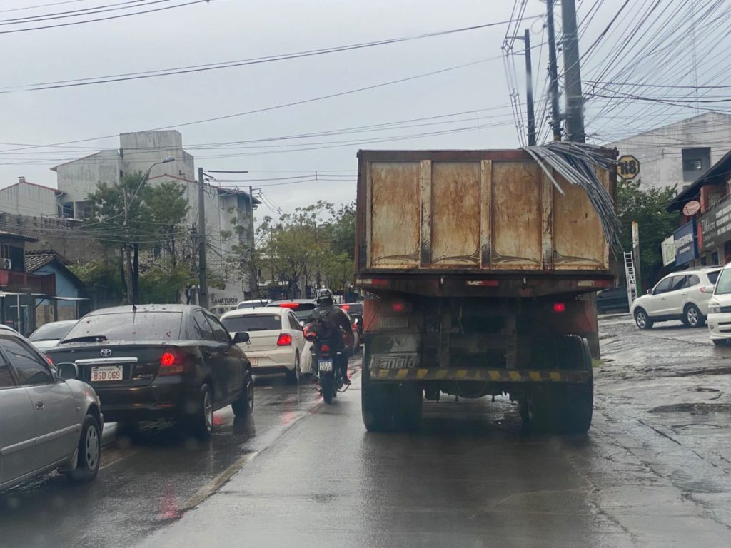 MOPC advierte sobre cargas no señalizadas: multa de G. 892.000 y riesgo de accidentes