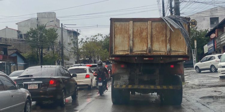 MOPC advierte sobre cargas no señalizadas: multa de G. 892.000 y riesgo de accidentes