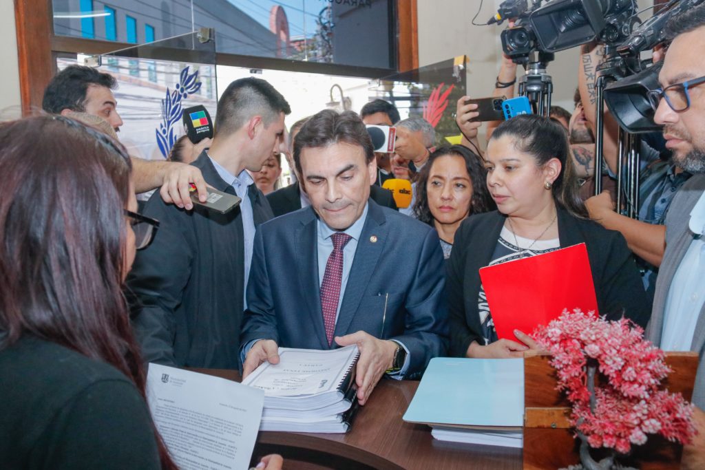 Interventor entrega informe final sobre la Municipalidad de Asunción: deuda, uso irregular de bonos y propuestas de salida Interventor entrega informe final sobre la Municipalidad de Asunción: deuda, uso irregular de bonos y propuestas de salida