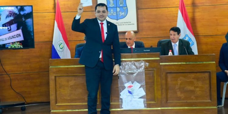 Luis Bello asume la Intendencia de Asunción tras la renuncia de Óscar Rodríguez
