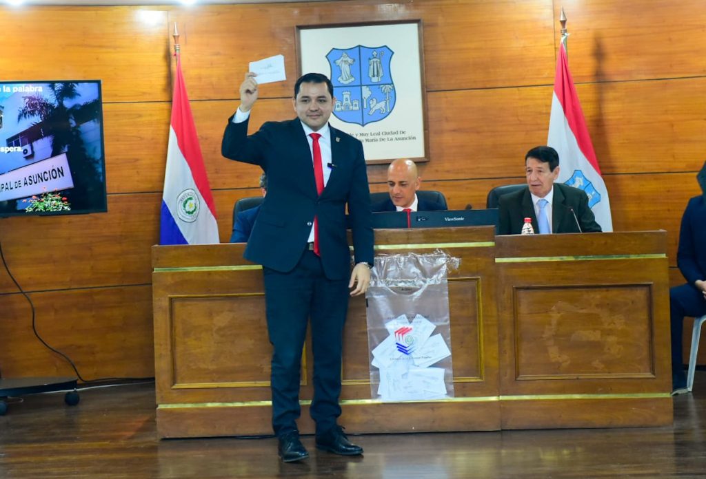 Luis Bello asume la Intendencia de Asunción tras la renuncia de Óscar Rodríguez