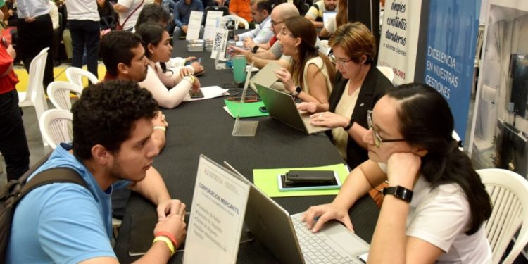 Gobierno acuerda revisar la fórmula del salario mínimo para hacerla más realista