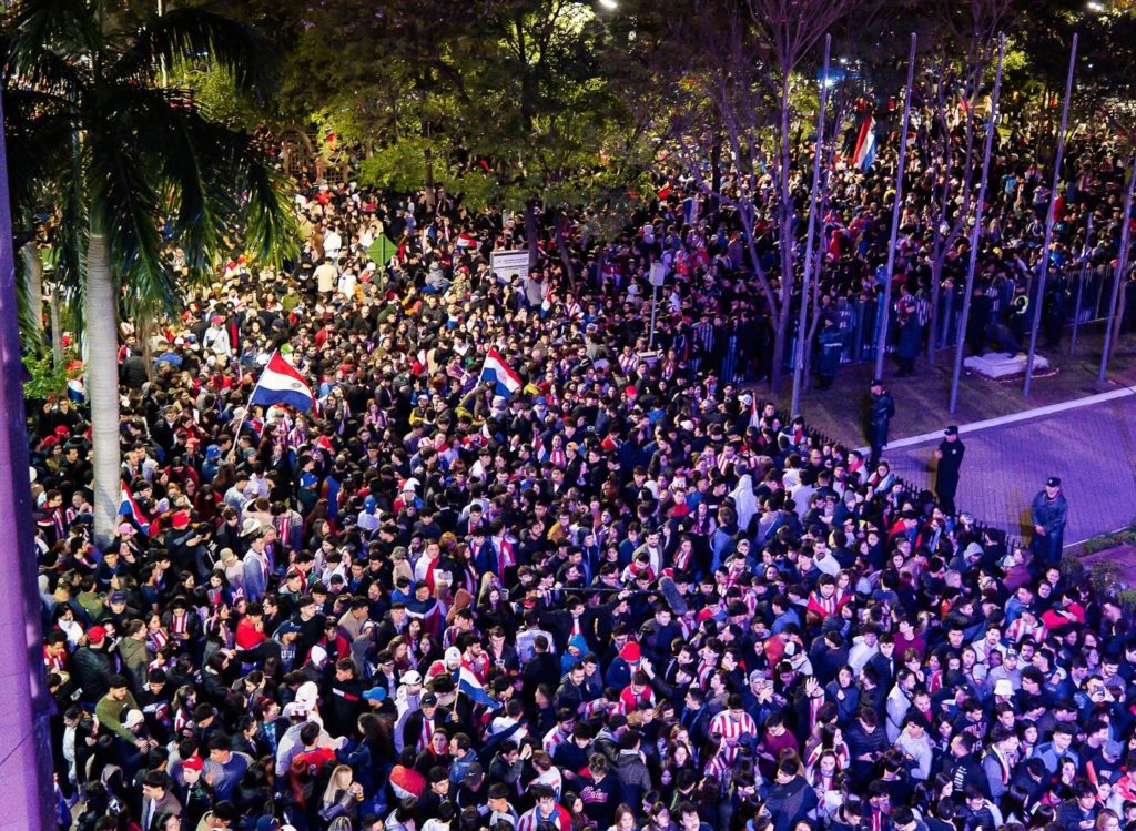 Más de 70.000 personas se congregaron en las calles del microcentro de Asunción luego de la clasificación de la Albirroja Más de 70.000 personas se congregaron en las calles del microcentro de Asunción luego de la clasificación de la Albirroja
