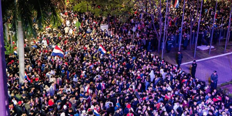 Más de 70.000 personas se congregaron en las calles del microcentro de Asunción luego de la clasificación de la Albirroja