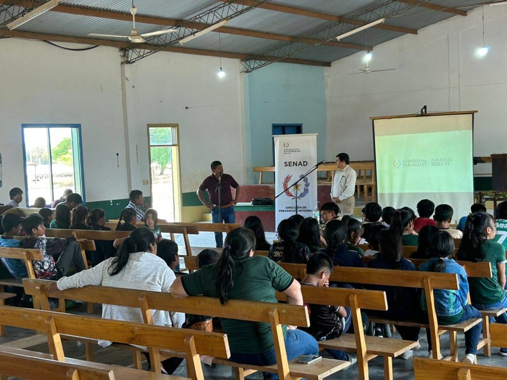 Jóvenes de Neuland participan en charla sobre prevención del consumo de drogas