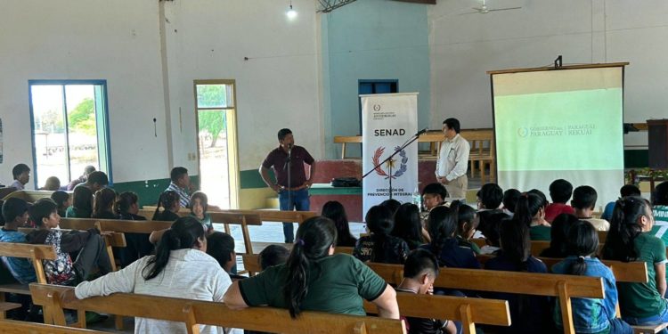 Jóvenes de Neuland participan en charla sobre prevención del consumo de drogas