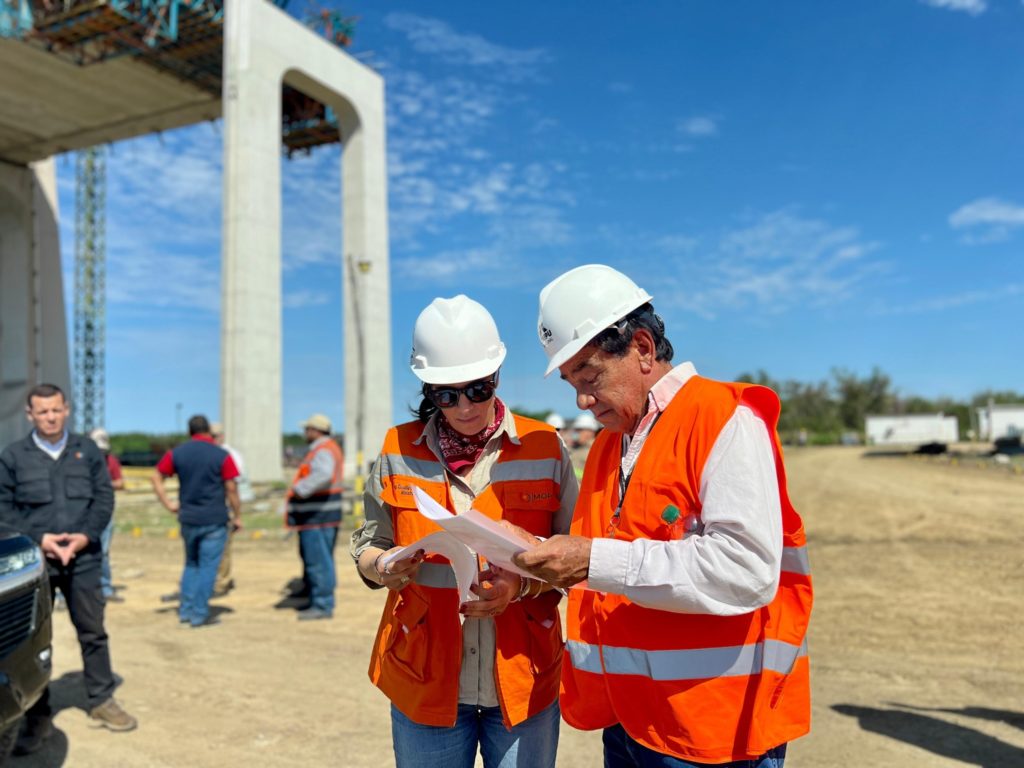 Ministra del MOPC inspecciona avances del puente Bioceánico en el Chaco