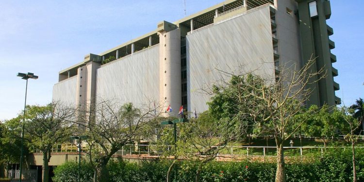 Las exportaciones bajan y las importaciones suben, y se genera déficit comercial