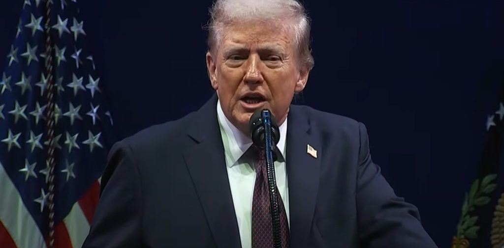 Trump defiende la identidad de EE.UU. como “una nación bajo Dios” y denuncia sesgo anticristiano Trump defiende la identidad de EE.UU. como “una nación bajo Dios” y denuncia sesgo anticristiano