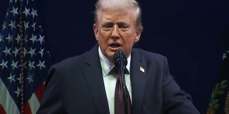 Trump defiende la identidad de EE.UU. como “una nación bajo Dios” y denuncia sesgo anticristiano Trump defiende la identidad de EE.UU. como “una nación bajo Dios” y denuncia sesgo anticristiano