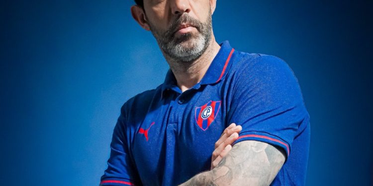 El nuevo DT del Ciclón fijó la meta: “En diciembre Cerro Porteño tiene que levantar dos copas” El nuevo DT del Ciclón fijó la meta: “En diciembre Cerro Porteño tiene que levantar dos copas”