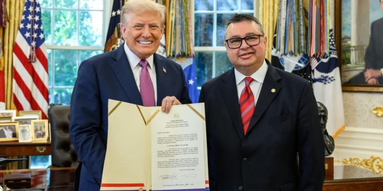 Embajador de Paraguay en EE.UU presenta cartas credenciales a Donald Trump