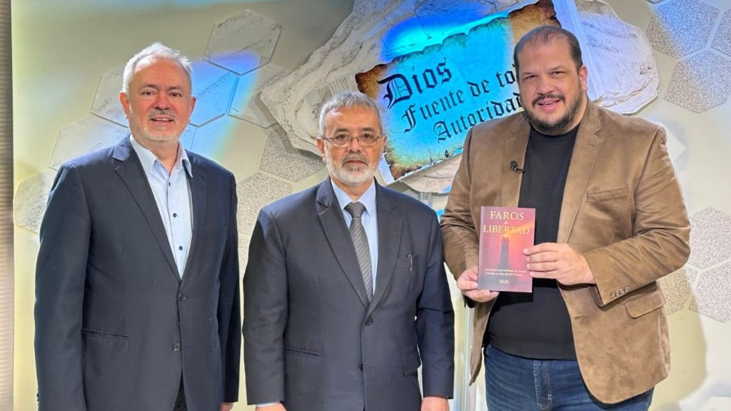 “Salvando Vidas” emitirá debate sobre socialismo, energía y natalidad con los autores del libro «Faros de Libertad»