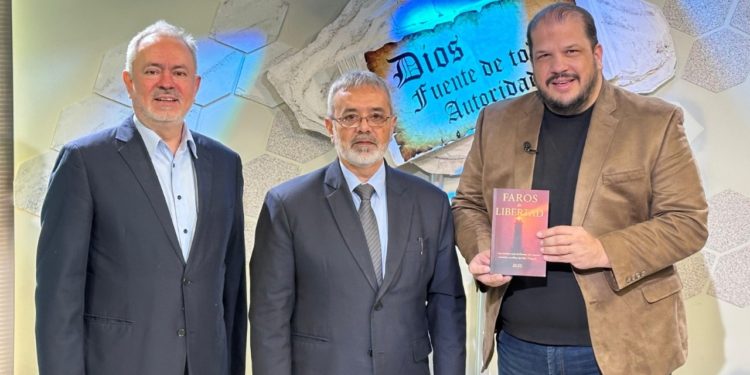 “Salvando Vidas” emitirá debate sobre socialismo, energía y natalidad con los autores del libro «Faros de Libertad»