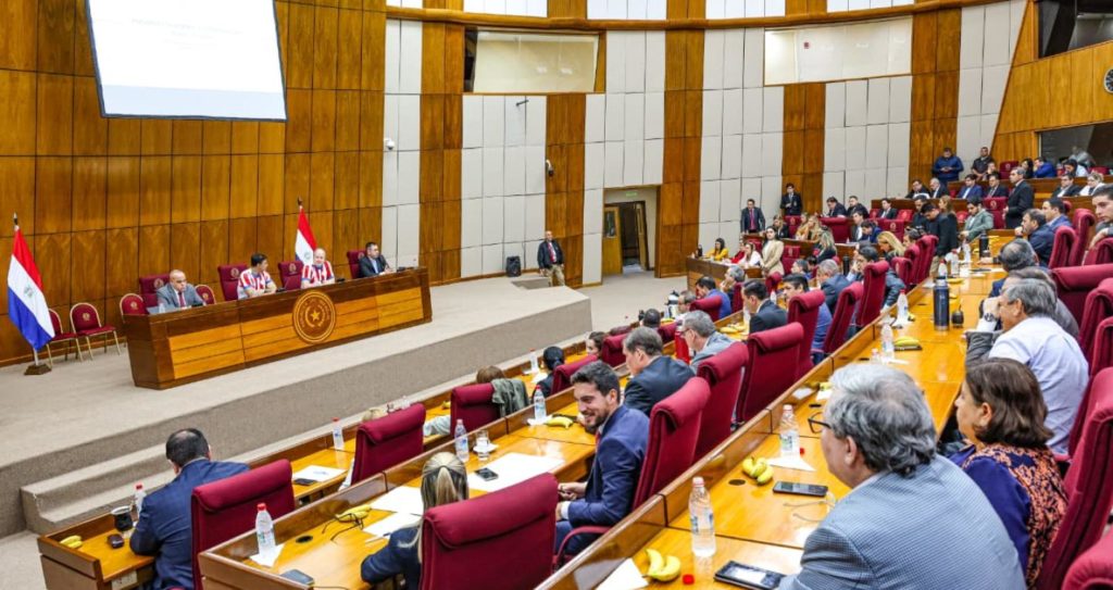 Presión tributaria subió casi 2%, sin aumentar impuestos, afirmó titular del MEF en el Congreso Presión tributaria subió casi 2%, sin aumentar impuestos, afirmó titular del MEF en el Congreso