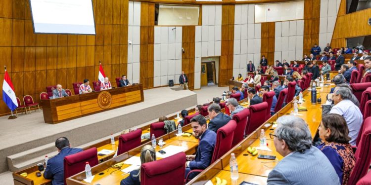 Presión tributaria subió casi 2%, sin aumentar impuestos, afirmó titular del MEF en el Congreso