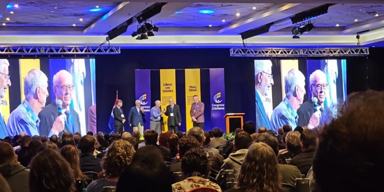 Bajo el lema “liderar con valentía” arrancó la edición N°17 del Congreso Cristiano de Ejecutivos y Líderes Bajo el lema “liderar con valentía” arrancó la edición N°17 del Congreso Cristiano de Ejecutivos y Líderes