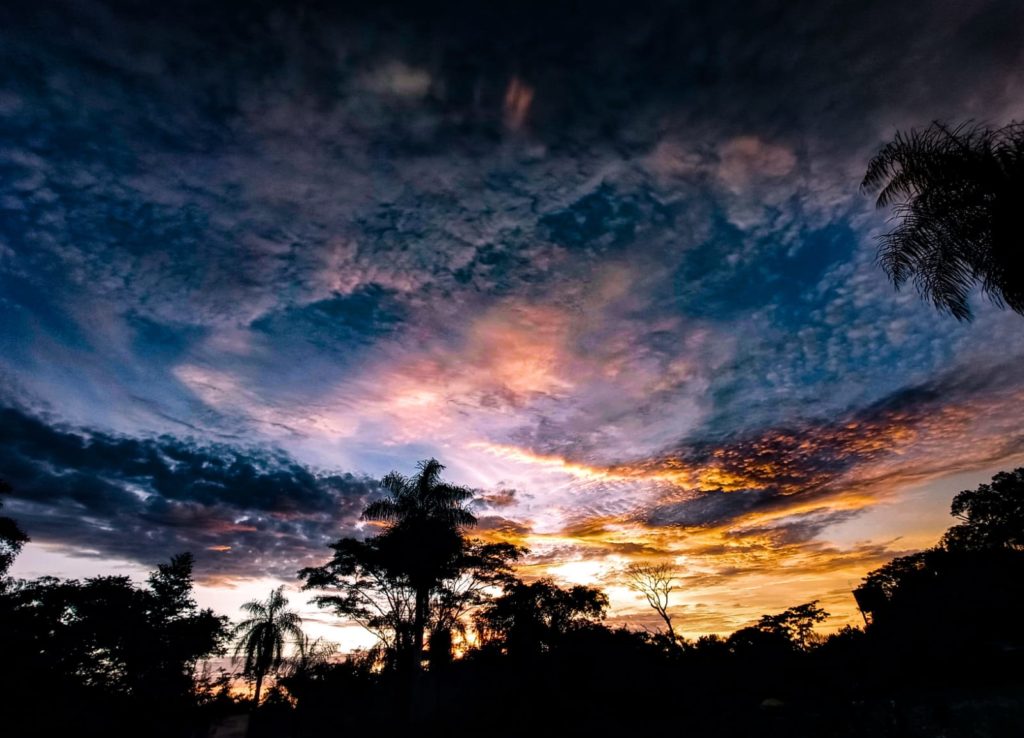 Jornada cálida con cielo despejado y aumento de lluvias hacia el jueves