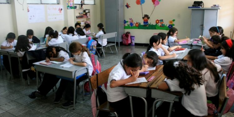 Senadora Lizarella Valiente rechaza inclusión de materiales con “ideología de género” en educación escolar