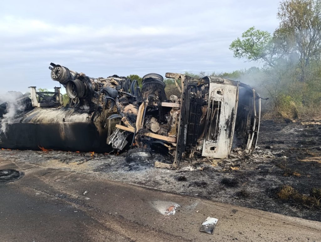 Trágico vuelco de camión de combustible en la Ruta PY09 deja un fallecido